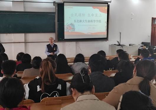 会议室里的人们 AI 生成的内容可能不正确。